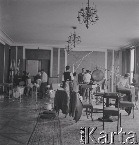 1965, Warszawa, Polska.
Międzynarodowy Festiwal Muzyki Współczesnej „Warszawska Jesień”. Włoski kompozytor Luigi Nono (zwrócony do obiektywu) w Filharmonii Narodowej.
Fot. Irena Jarosińska, zbiory Ośrodka KARTA