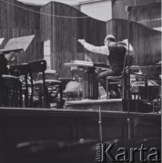 1965, Warszawa, Polska.
Międzynarodowy Festiwal Muzyki Współczesnej „Warszawska Jesień”. Dyrygent Andrzej Markowski w Filharmonii Narodowej.
Fot. Irena Jarosińska, zbiory Ośrodka KARTA