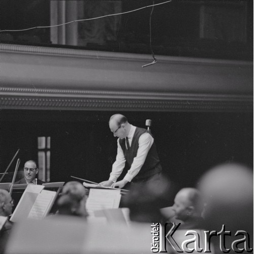 1965, Warszawa, Polska.
Międzynarodowy Festiwal Muzyki Współczesnej „Warszawska Jesień”. Dyrygent Andrzej Markowski w Filharmonii Narodowej.
Fot. Irena Jarosińska, zbiory Ośrodka KARTA