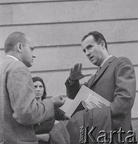 1965, Warszawa, Polska.
Międzynarodowy Festiwal Muzyki Współczesnej „Warszawska Jesień”. Włoski kompozytor Luigi Nono (z prawej) z żoną Nurią.
Fot. Irena Jarosińska, zbiory Ośrodka KARTA