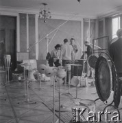 1965, Warszawa, Polska.
Międzynarodowy Festiwal Muzyki Współczesnej „Warszawska Jesień”. Włoski kompozytor Luigi Nono (w głębi, zwrócony do obiektywu) w Filharmonii Narodowej.
Fot. Irena Jarosińska, zbiory Ośrodka KARTA