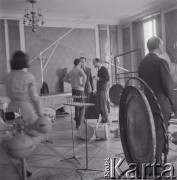 1965, Warszawa, Polska.
Międzynarodowy Festiwal Muzyki Współczesnej „Warszawska Jesień”. Włoski kompozytor Luigi Nono (w głębi, w środku) w Filharmonii Narodowej.
Fot. Irena Jarosińska, zbiory Ośrodka KARTA