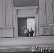 1965, Warszawa, Polska.
Międzynarodowy Festiwal Muzyki Współczesnej „Warszawska Jesień”. Włoski kompozytor Luigi Nono (z lewej) w Filharmonii Narodowej.
Fot. Irena Jarosińska, zbiory Ośrodka KARTA