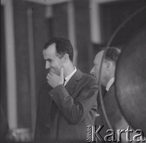1965, Warszawa, Polska.
Międzynarodowy Festiwal Muzyki Współczesnej „Warszawska Jesień”. Kompozytorzy Luigi Nono (z lewej) i Witold Lutosławski w Filharmonii Narodowej.
Fot. Irena Jarosińska, zbiory Ośrodka KARTA