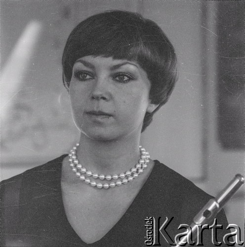 1978., Warszawa, Polska.
Flecistka Elżbieta Gajewska-Gadzina w Pałacu Ostrogskich.
Fot. Irena Jarosińska, zbiory Ośrodka KARTA