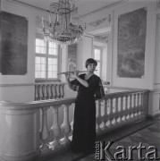 1978., Warszawa, Polska.
Flecistka Elżbieta Gajewska-Gadzina w Pałacu Ostrogskich.
Fot. Irena Jarosińska, zbiory Ośrodka KARTA