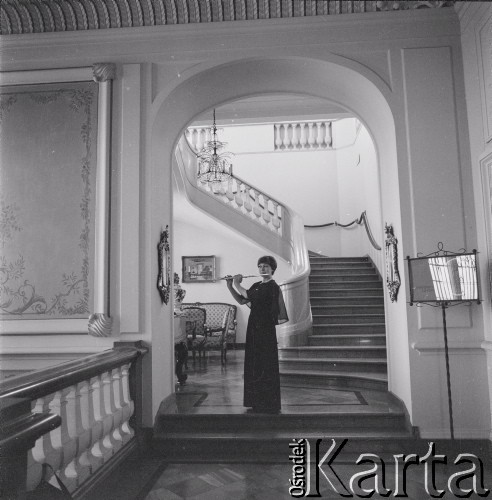 1978., Warszawa, Polska.
Flecistka Elżbieta Gajewska-Gadzina w Pałacu Ostrogskich.
Fot. Irena Jarosińska, zbiory Ośrodka KARTA