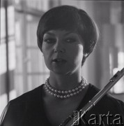 1978., Warszawa, Polska.
Flecistka Elżbieta Gajewska-Gadzina w Pałacu Ostrogskich.
Fot. Irena Jarosińska, zbiory Ośrodka KARTA