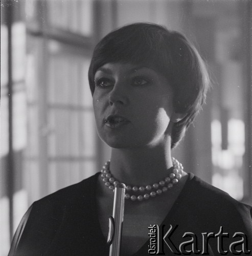 1978., Warszawa, Polska.
Flecistka Elżbieta Gajewska-Gadzina w Pałacu Ostrogskich.
Fot. Irena Jarosińska, zbiory Ośrodka KARTA