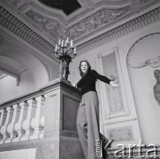 1976., Warszawa, Polska.
Śpiewaczka Urszula Koszut-Okruta w Pałacu Ostrogskich.
Fot. Irena Jarosińska, zbiory Ośrodka KARTA