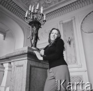 1976., Warszawa, Polska.
Śpiewaczka Urszula Koszut-Okruta w Pałacu Ostrogskich.
Fot. Irena Jarosińska, zbiory Ośrodka KARTA