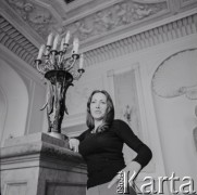 1976., Warszawa, Polska.
Śpiewaczka Urszula Koszut-Okruta w Pałacu Ostrogskich.
Fot. Irena Jarosińska, zbiory Ośrodka KARTA