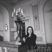 1976., Warszawa, Polska.
Śpiewaczka Urszula Koszut-Okruta w Pałacu Ostrogskich.
Fot. Irena Jarosińska, zbiory Ośrodka KARTA