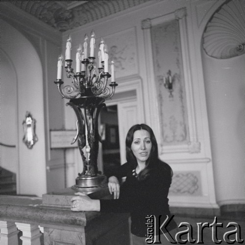 1976., Warszawa, Polska.
Śpiewaczka Urszula Koszut-Okruta w Pałacu Ostrogskich.
Fot. Irena Jarosińska, zbiory Ośrodka KARTA