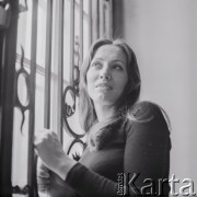1976., Warszawa, Polska.
Śpiewaczka Urszula Koszut-Okruta w Pałacu Ostrogskich.
Fot. Irena Jarosińska, zbiory Ośrodka KARTA