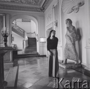 1976., Warszawa, Polska.
Śpiewaczka Urszula Koszut-Okruta w Pałacu Ostrogskich.
Fot. Irena Jarosińska, zbiory Ośrodka KARTA