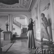 1976., Warszawa, Polska.
Śpiewaczka Urszula Koszut-Okruta w Pałacu Ostrogskich.
Fot. Irena Jarosińska, zbiory Ośrodka KARTA