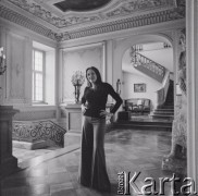 1976., Warszawa, Polska.
Śpiewaczka Urszula Koszut-Okruta w Pałacu Ostrogskich.
Fot. Irena Jarosińska, zbiory Ośrodka KARTA