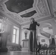 1976., Warszawa, Polska.
Śpiewaczka Urszula Koszut-Okruta w Pałacu Ostrogskich.
Fot. Irena Jarosińska, zbiory Ośrodka KARTA