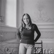 1976., Warszawa, Polska.
Śpiewaczka Urszula Koszut-Okruta w Pałacu Ostrogskich.
Fot. Irena Jarosińska, zbiory Ośrodka KARTA