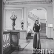 1976., Warszawa, Polska.
Śpiewaczka Urszula Koszut-Okruta w Pałacu Ostrogskich.
Fot. Irena Jarosińska, zbiory Ośrodka KARTA