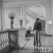 1976., Warszawa, Polska.
Śpiewaczka Urszula Koszut-Okruta w Pałacu Ostrogskich.
Fot. Irena Jarosińska, zbiory Ośrodka KARTA