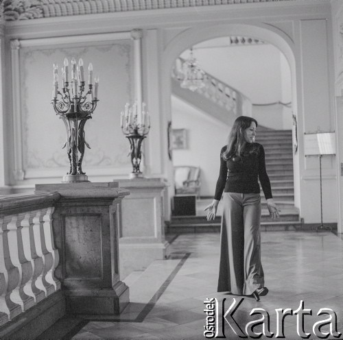 1976., Warszawa, Polska.
Śpiewaczka Urszula Koszut-Okruta w Pałacu Ostrogskich.
Fot. Irena Jarosińska, zbiory Ośrodka KARTA