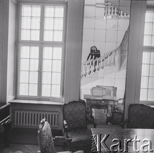 1976., Warszawa, Polska.
Śpiewaczka Urszula Koszut-Okruta w Pałacu Ostrogskich.
Fot. Irena Jarosińska, zbiory Ośrodka KARTA