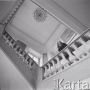1976., Warszawa, Polska.
Śpiewaczka Urszula Koszut-Okruta w Pałacu Ostrogskich.
Fot. Irena Jarosińska, zbiory Ośrodka KARTA