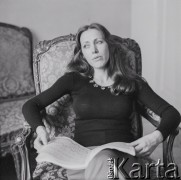 1976., Warszawa, Polska.
Śpiewaczka Urszula Koszut-Okruta w Pałacu Ostrogskich.
Fot. Irena Jarosińska, zbiory Ośrodka KARTA