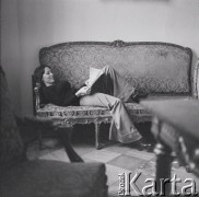 1976., Warszawa, Polska.
Śpiewaczka Urszula Koszut-Okruta w Pałacu Ostrogskich.
Fot. Irena Jarosińska, zbiory Ośrodka KARTA