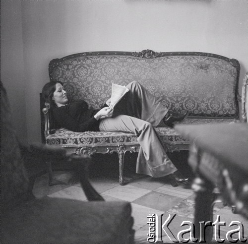 1976., Warszawa, Polska.
Śpiewaczka Urszula Koszut-Okruta w Pałacu Ostrogskich.
Fot. Irena Jarosińska, zbiory Ośrodka KARTA