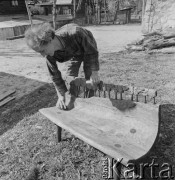 1975, Zakopane, Polska.
Rzeźbiarz ludowy Antoni Rząsa.
Fot. Irena Jarosińska, zbiory Ośrodka KARTA