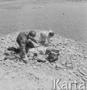 1975, Polska.
Rzeźbiarz Bronisław Chromy z córką.
Fot. Irena Jarosińska, zbiory Ośrodka KARTA
