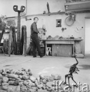 1975, Polska.
Rzeźbiarz Bronisław Chromy w pracowni.
Fot. Irena Jarosińska, zbiory Ośrodka KARTA