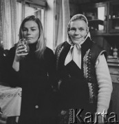 Lata 70., Poronin, Polska.
Dom rodzinny biegaczek narciarskich - sióstr Majerczyk. Nz. Ludwika Majerczyk (obecnie Marczulajtis) z matką Bronisławą.
Fot. Irena Jarosińska, zbiory Ośrodka KARTA