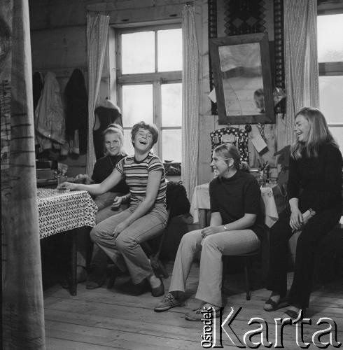 Lata 70., Poronin, Polska.
Biegaczki narciarskie - siostry Majerczykówny - w domu rodzinnym. Od lewej: Władysława Majerczyk (obecnie Tragarz), Zofia Majerczyk, Ludwika Majerczyk (obecnie Marczulajtis).
Fot. Irena Jarosińska, zbiory Ośrodka KARTA