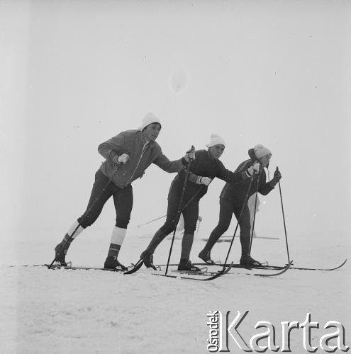 Lata 70., Poronin, Polska.
Biegaczki narciarskie - siostry Majerczykówny.
Fot. Irena Jarosińska, zbiory Ośrodka KARTA