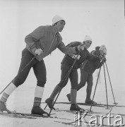 Lata 70., Poronin, Polska.
Biegaczki narciarskie - siostry Majerczykówny.
Fot. Irena Jarosińska, zbiory Ośrodka KARTA