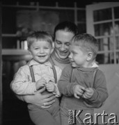 Brak daty, Hala Gąsienicowa, Tatry, Polska.
Dzieci w domu Krystyny Drągowskiej.
Fot. Irena Jarosińska, zbiory Ośrodka KARTA