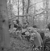 Lata 70., Pieskowa Skała, Ojcowski Park Narodowy, Polska.
Botanicy w okolicach Pieskowej Skały.
Fot. Irena Jarosińska, zbiory Ośrodka KARTA