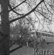 Lata 70., Pieskowa Skała, Ojcowski Park Narodowy, Polska.
Botanicy w okolicach Pieskowej Skały.
Fot. Irena Jarosińska, zbiory Ośrodka KARTA