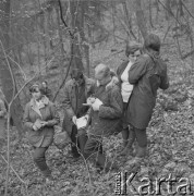 Lata 70., Pieskowa Skała, Ojcowski Park Narodowy, Polska.
Botanicy w okolicach Pieskowej Skały.
Fot. Irena Jarosińska, zbiory Ośrodka KARTA