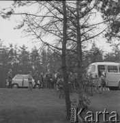 Lata 70., Pieskowa Skała, Ojcowski Park Narodowy, Polska.
Botanicy w okolicach Pieskowej Skały.
Fot. Irena Jarosińska, zbiory Ośrodka KARTA