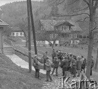 Lata 70., Pieskowa Skała, Ojcowski Park Narodowy, Polska.
Botanicy w okolicach Pieskowej Skały.
Fot. Irena Jarosińska, zbiory Ośrodka KARTA