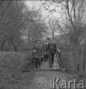 Lata 70., Pieskowa Skała, Ojcowski Park Narodowy, Polska.
Botanicy w okolicach Pieskowej Skały.
Fot. Irena Jarosińska, zbiory Ośrodka KARTA