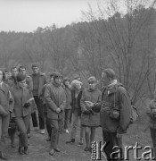 Lata 70., Pieskowa Skała, Ojcowski Park Narodowy, Polska.
Botanicy w okolicach Pieskowej Skały.
Fot. Irena Jarosińska, zbiory Ośrodka KARTA