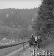 Lata 70., Pieskowa Skała, Ojcowski Park Narodowy, Polska.
Botanicy w okolicach Pieskowej Skały.
Fot. Irena Jarosińska, zbiory Ośrodka KARTA