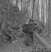 Lata 70., Pieskowa Skała, Ojcowski Park Narodowy, Polska.
Botanicy w okolicach Pieskowej Skały.
Fot. Irena Jarosińska, zbiory Ośrodka KARTA