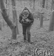 Lata 70., Pieskowa Skała, Ojcowski Park Narodowy, Polska.
Botanik w okolicach Pieskowej Skały fotografuje rośliny.
Fot. Irena Jarosińska, zbiory Ośrodka KARTA